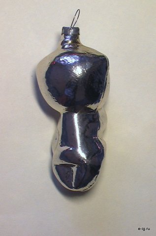 Серебристая округлая слегка неровная стеклянная фигурка; петля сверху.