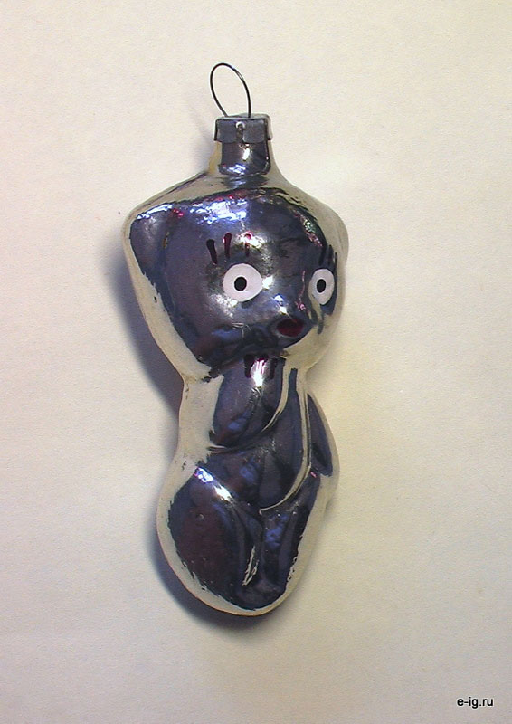 Серебристый металлический сидячий мишка из стекла.