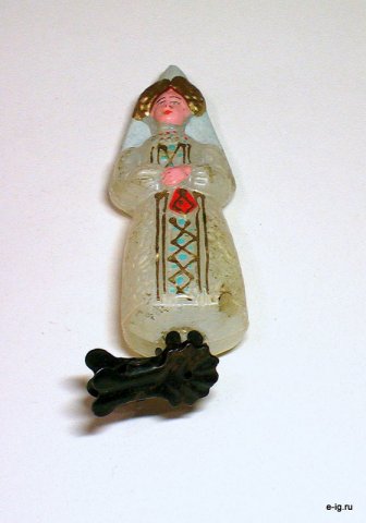Людмила бело-серебристая с красно-золотыми деталями на прищепке.