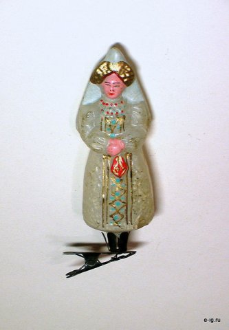 Та же бело-серебристая Людмила анфас на прищепке.