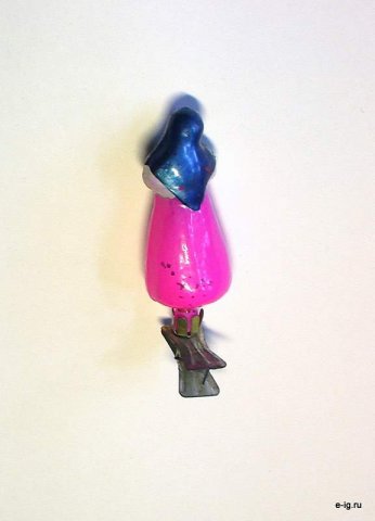 Та же розово-синяя девочка в сарафане сбоку/сзади.