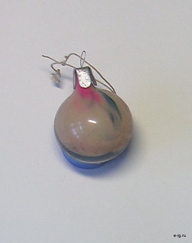 Перламутровый розовато-бежевый шар с лёгкими серо-голубыми разводами.